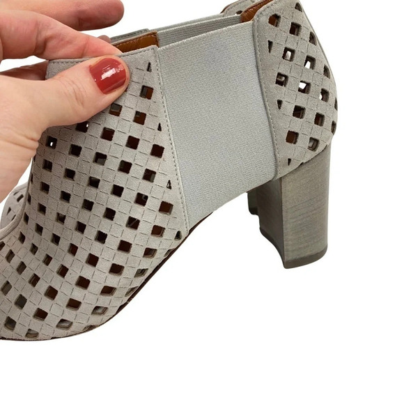 Aquatalia Shari Laser Cut Booties Women Size 9 Light Grey Leather Suede Heel EUC - Picture 6 of 13